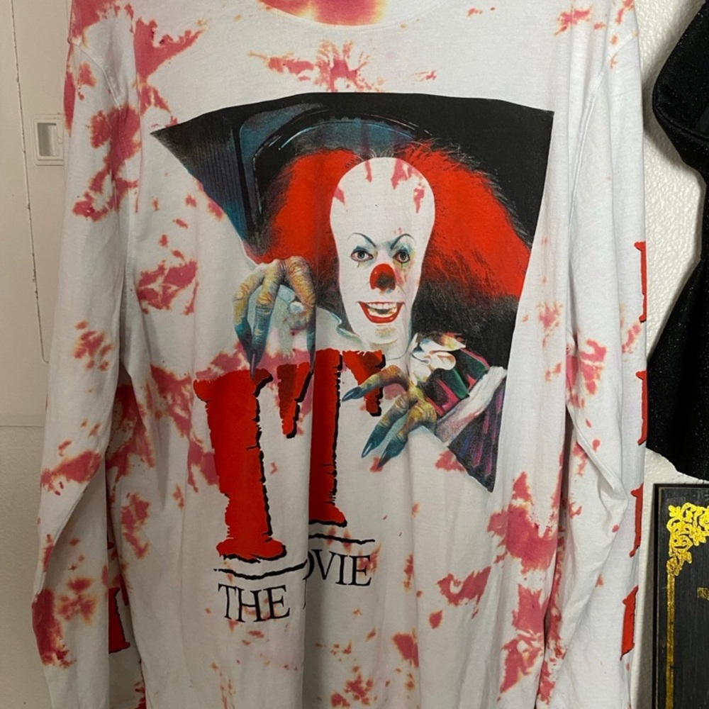 Horror Movie Graphic Long Sleeve Tee - White and Red